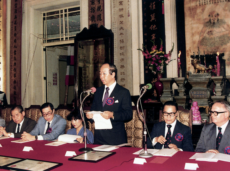 擔任香港東華三院辛酉年(1981年-1982年)主席